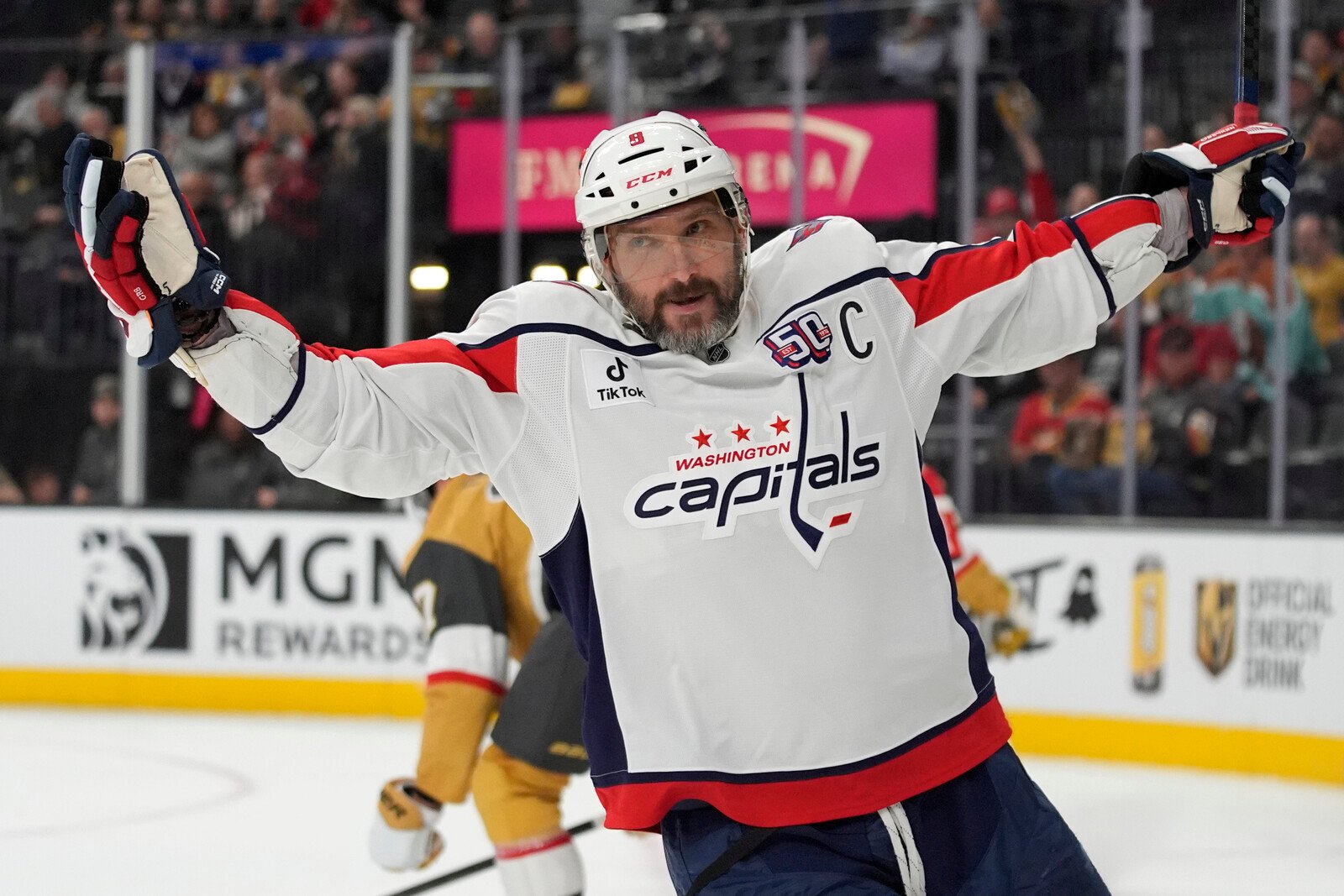 Ovechkin closes in on the record – left injured