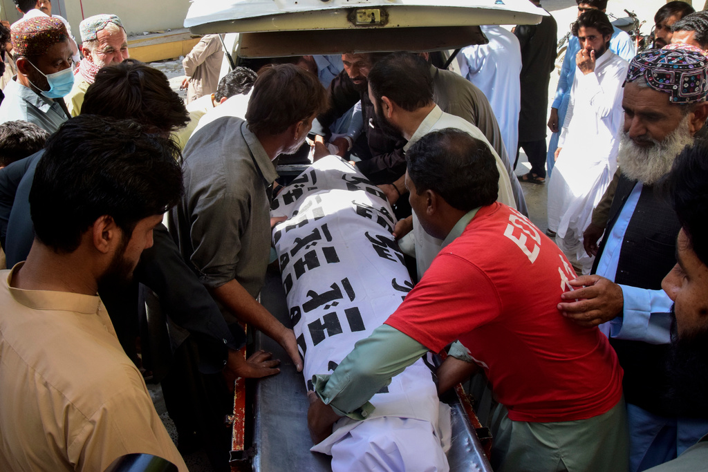 Many dead in Pakistan – dragged out of cars and shot