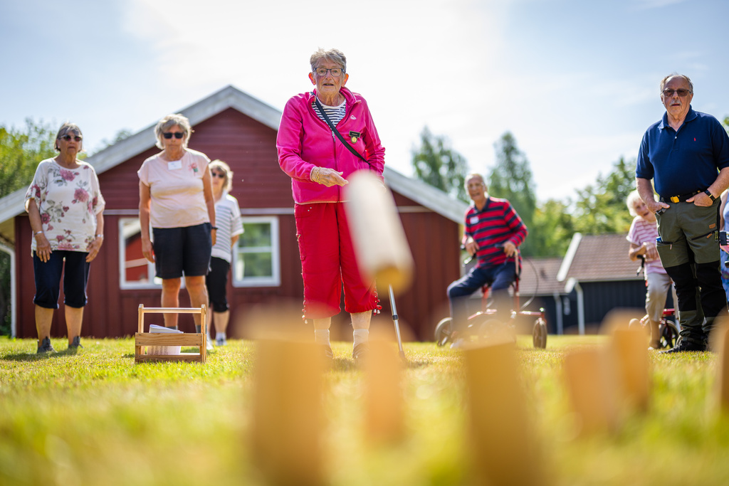 Boot Throwing and Adventure Golf in the Fight Against Loneliness