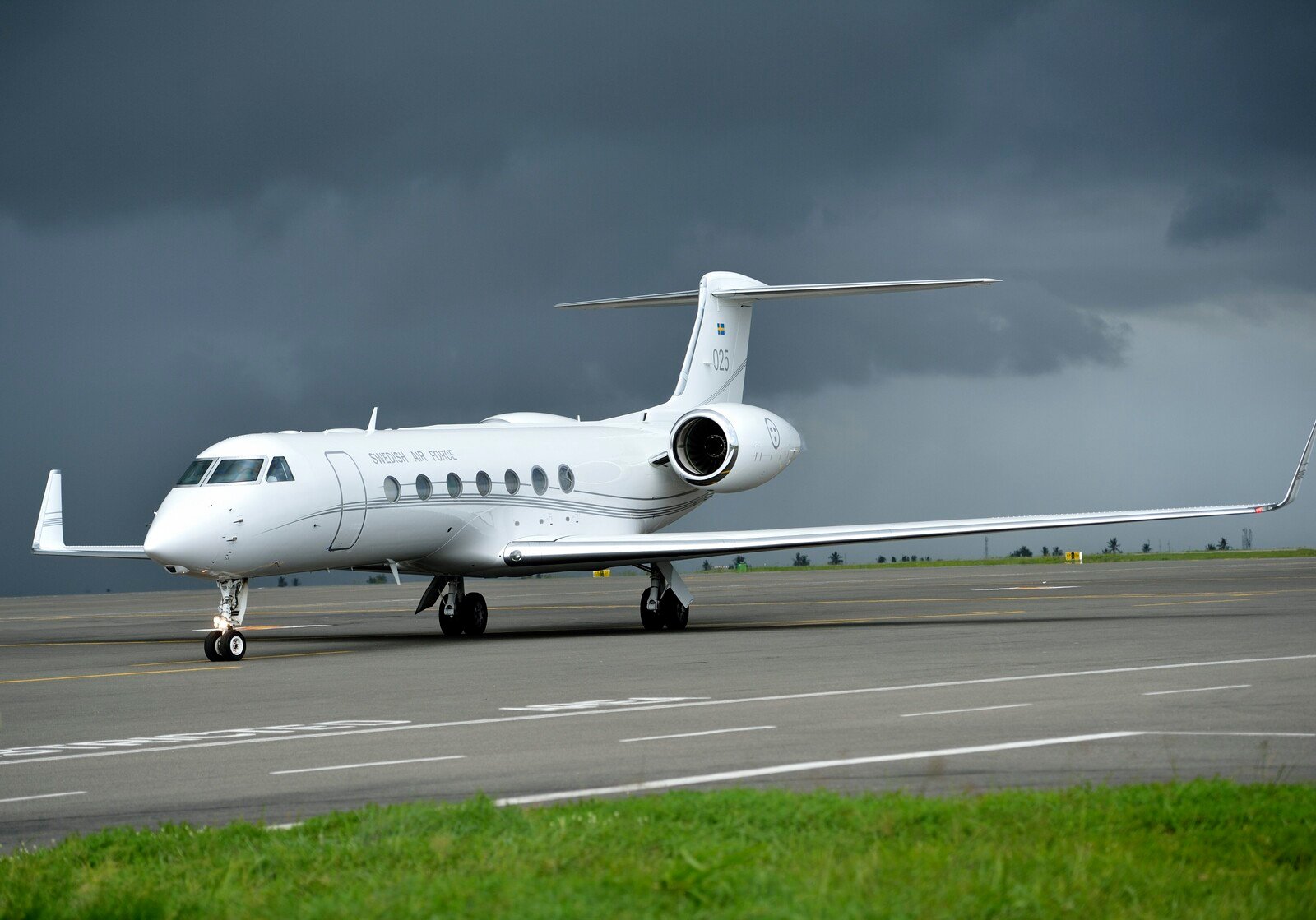 Government Plane Had to Turn Back – Windshield Cracked