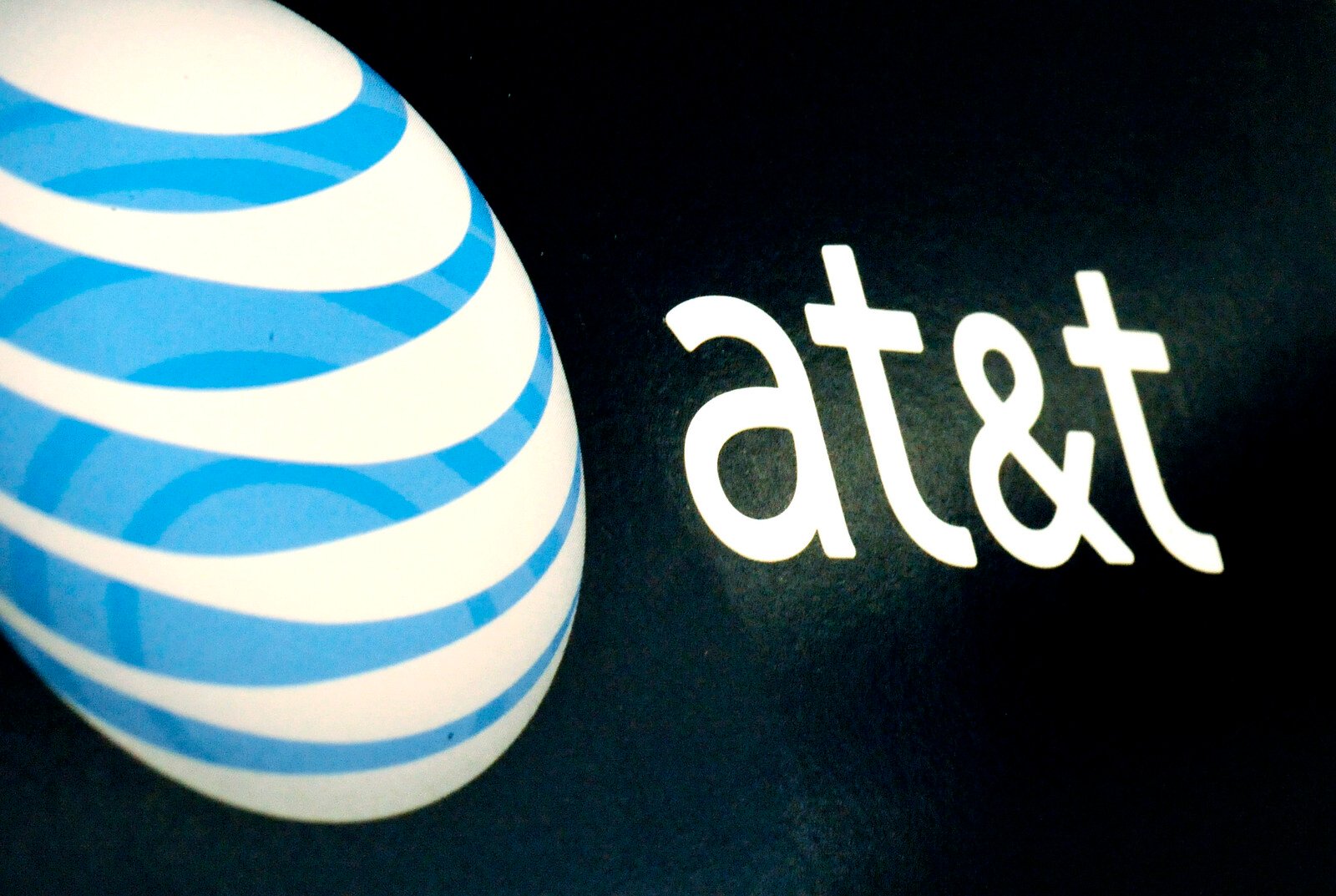 AT&T plans a three-year dividend