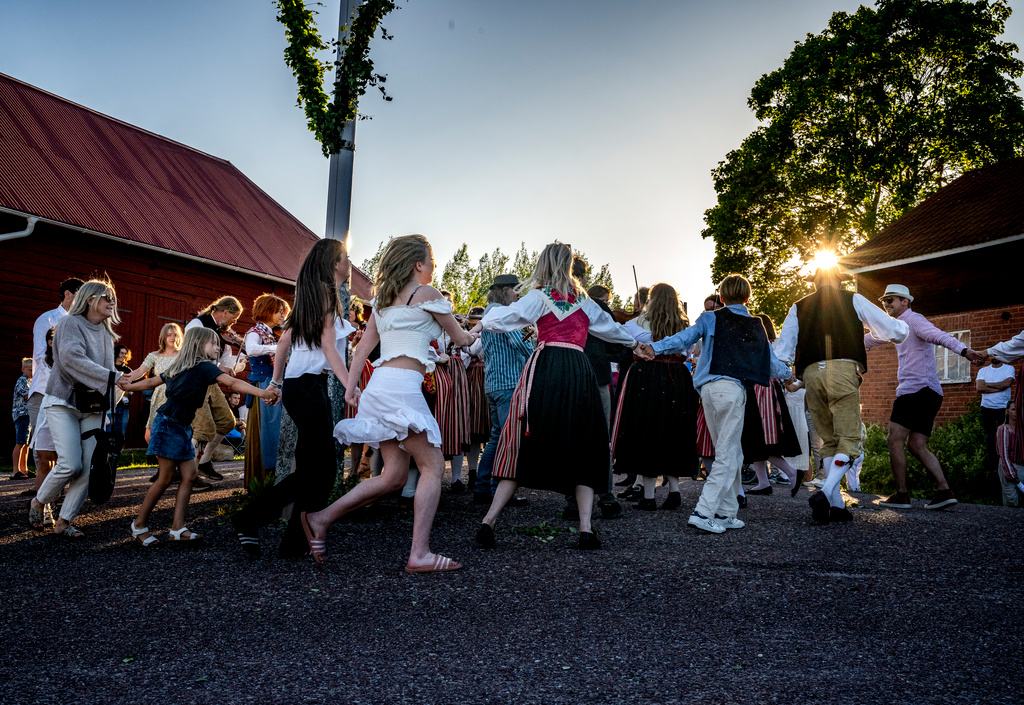 The Weather Forecast - From Lunch to Evening Dance