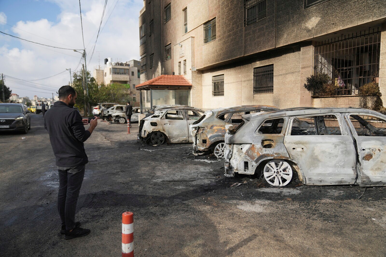 Israeli settlers set cars on