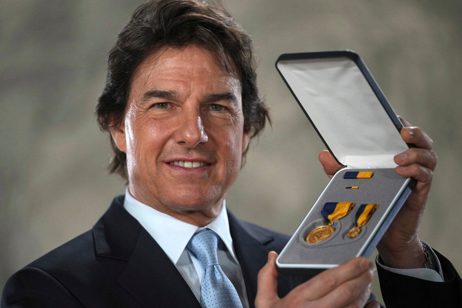 Tom Cruise receives military honor award