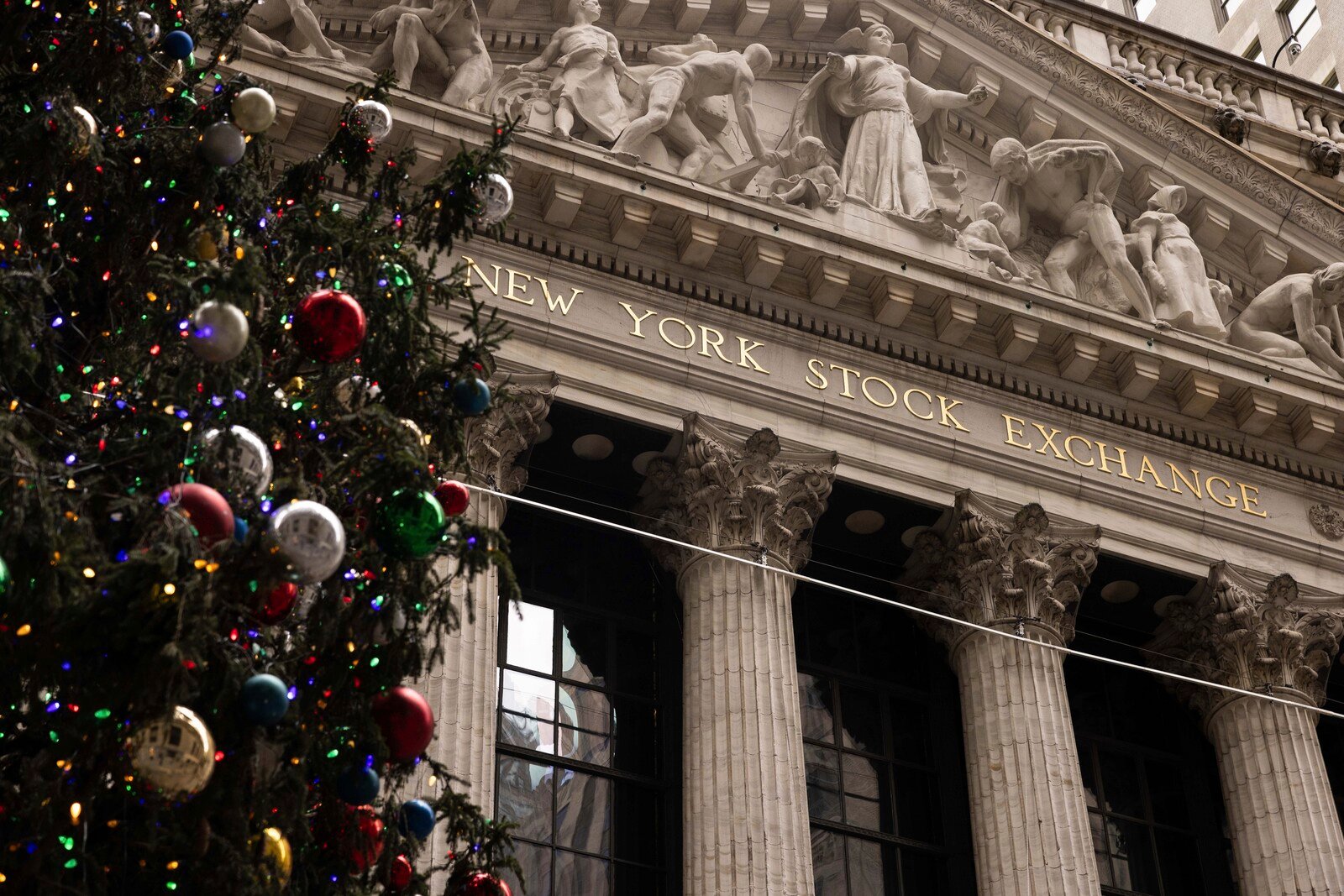 Cheerful Christmas spirit on Wall Street