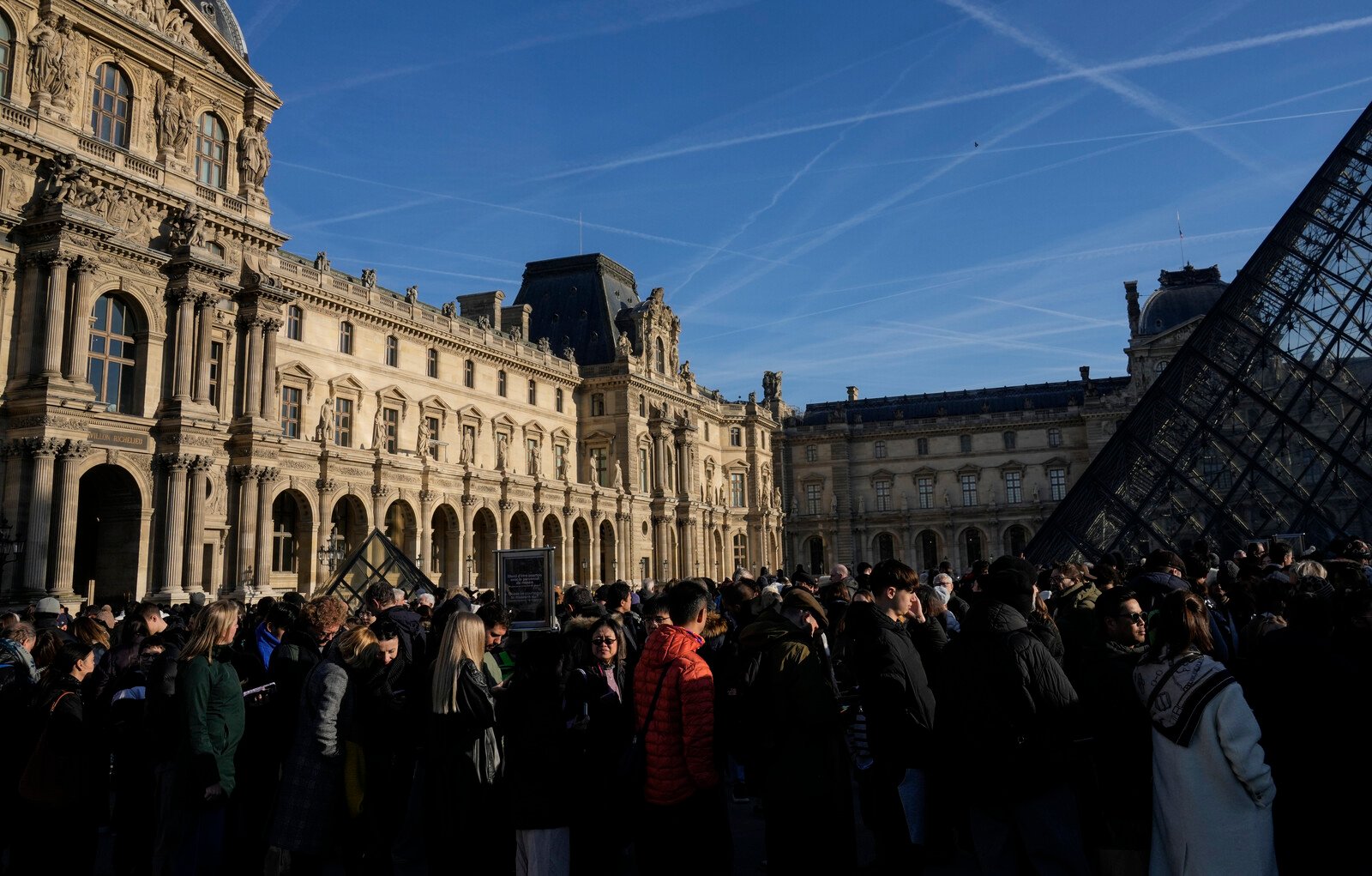 The Museum Director Sounds the Alarm: "The Louvre is Falling Apart"