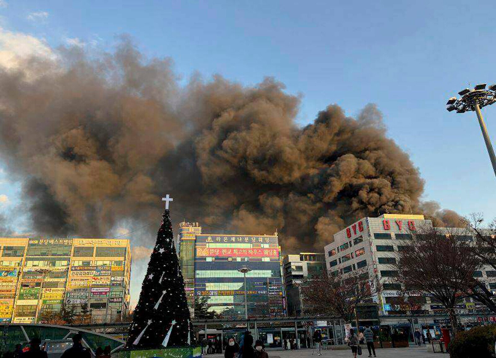 300 evacuated from burning building in South Korea