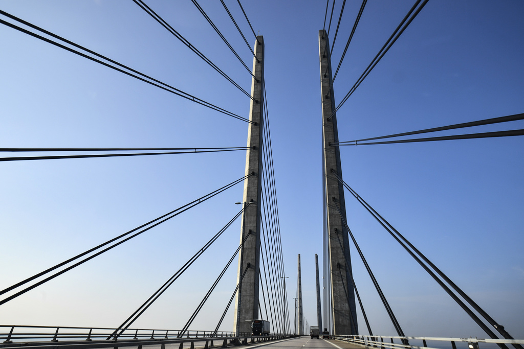 Contact Advertisement for Electric Road on Öresund Bridge