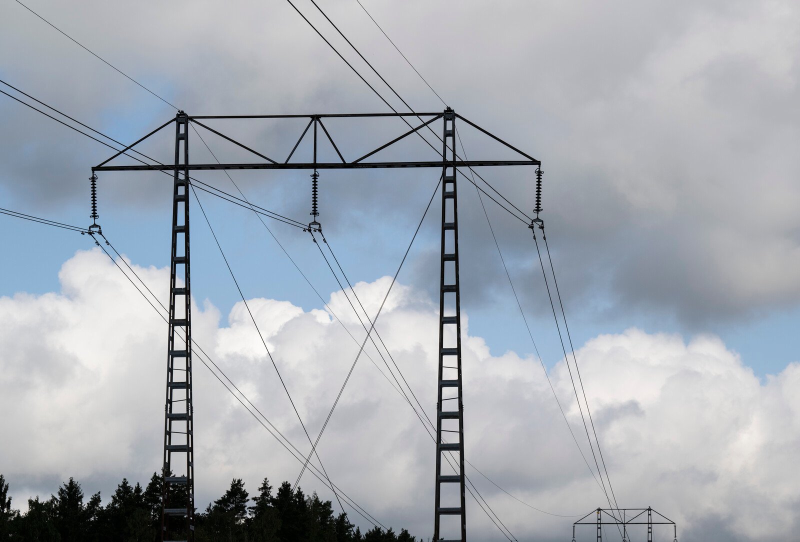 Reducing construction time for power grids by "getting a head start"