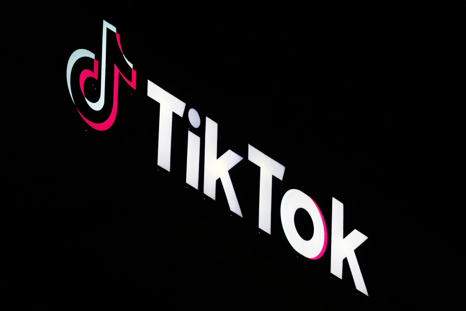 Trump waits to enforce Tiktok ban