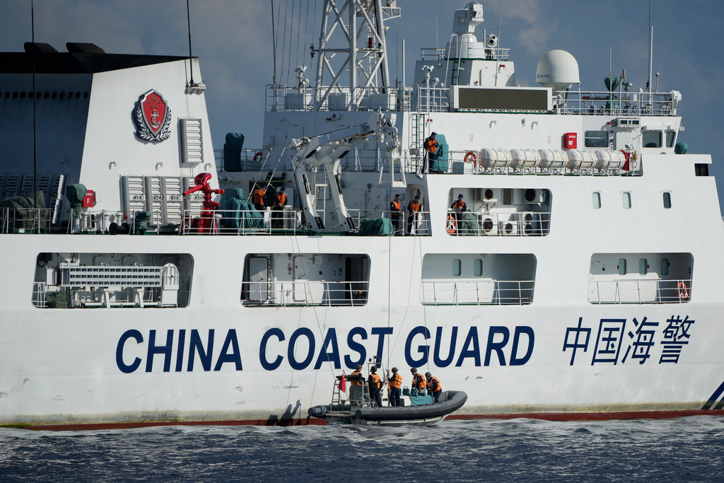 Ships from China and the Philippines in "collision"