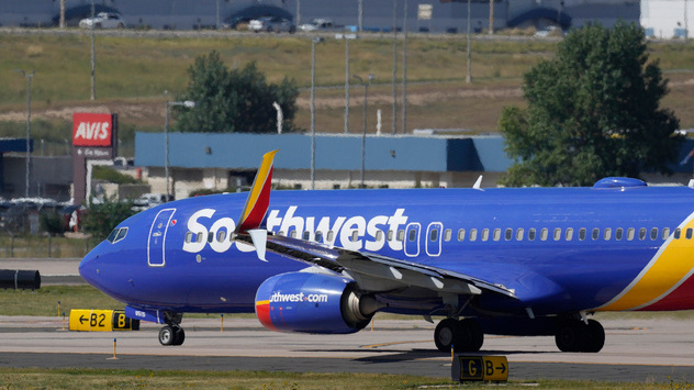 Southwest Airlines plummets after downgraded forecast