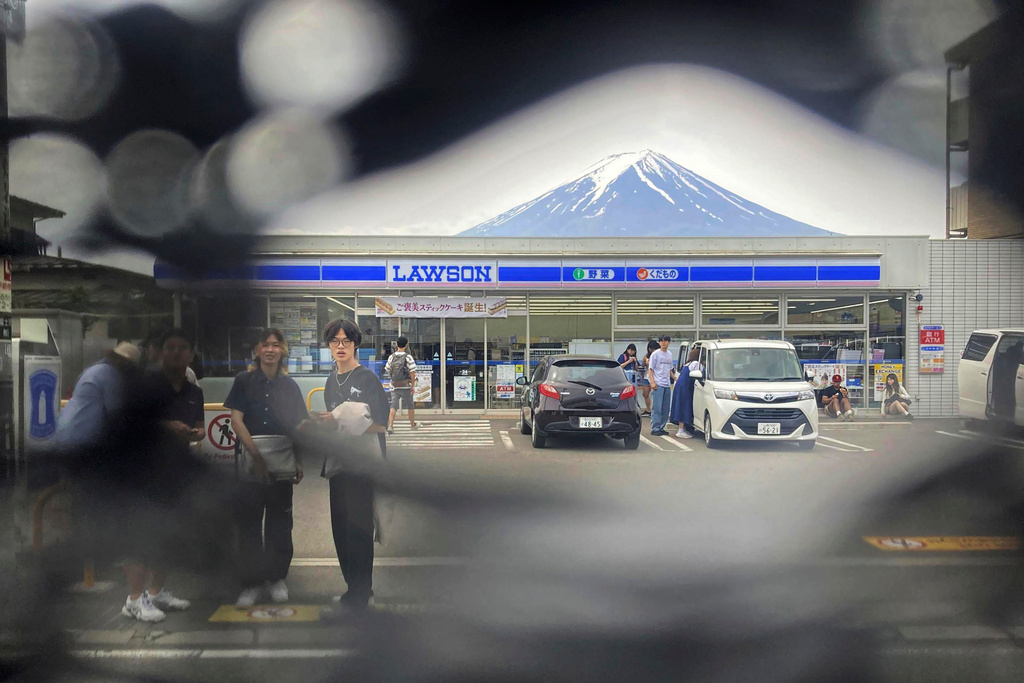 Japan sets up more fences against Fuji photos