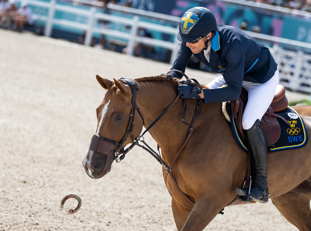 King Edward goes barefoot in the Olympic Games final