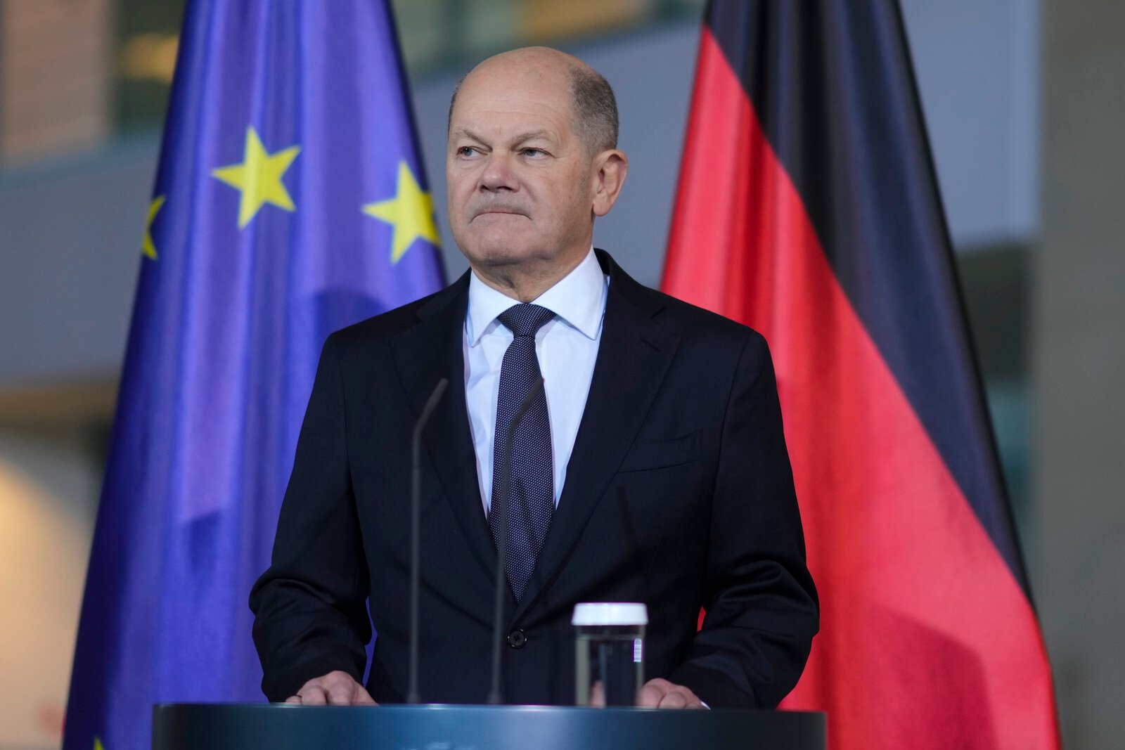 Scholz Requests Vote of Confidence Next Week