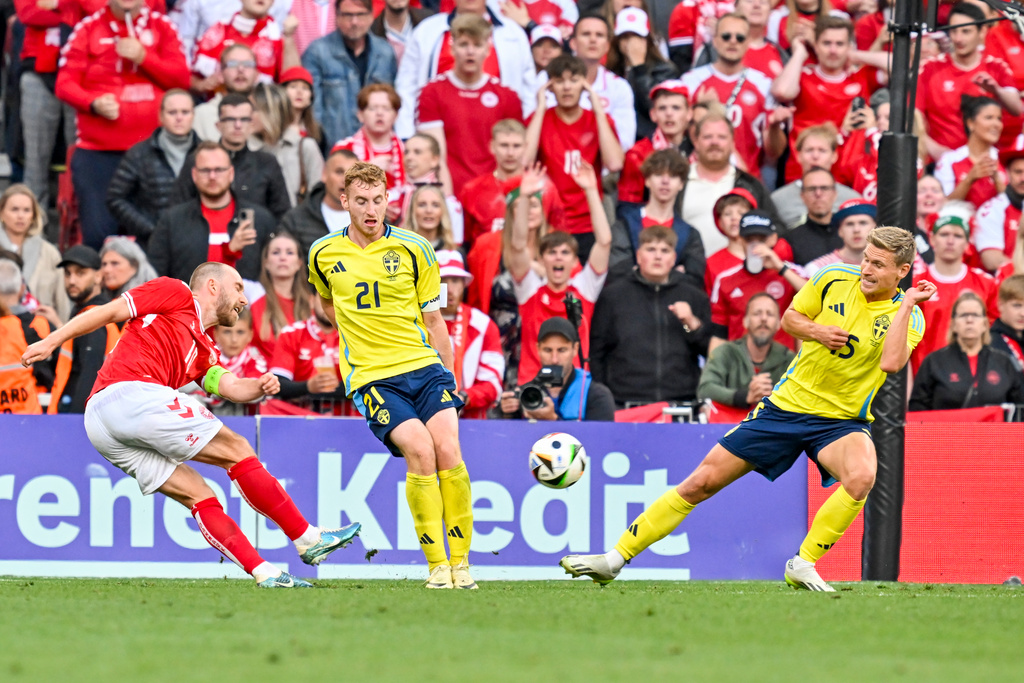 Eriksen sank Sweden in Tomasson's return