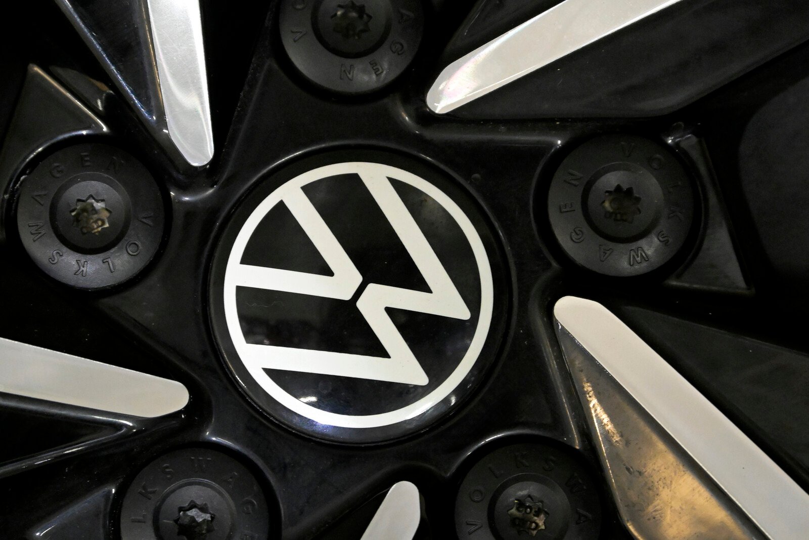 Volkswagen issues profit warning