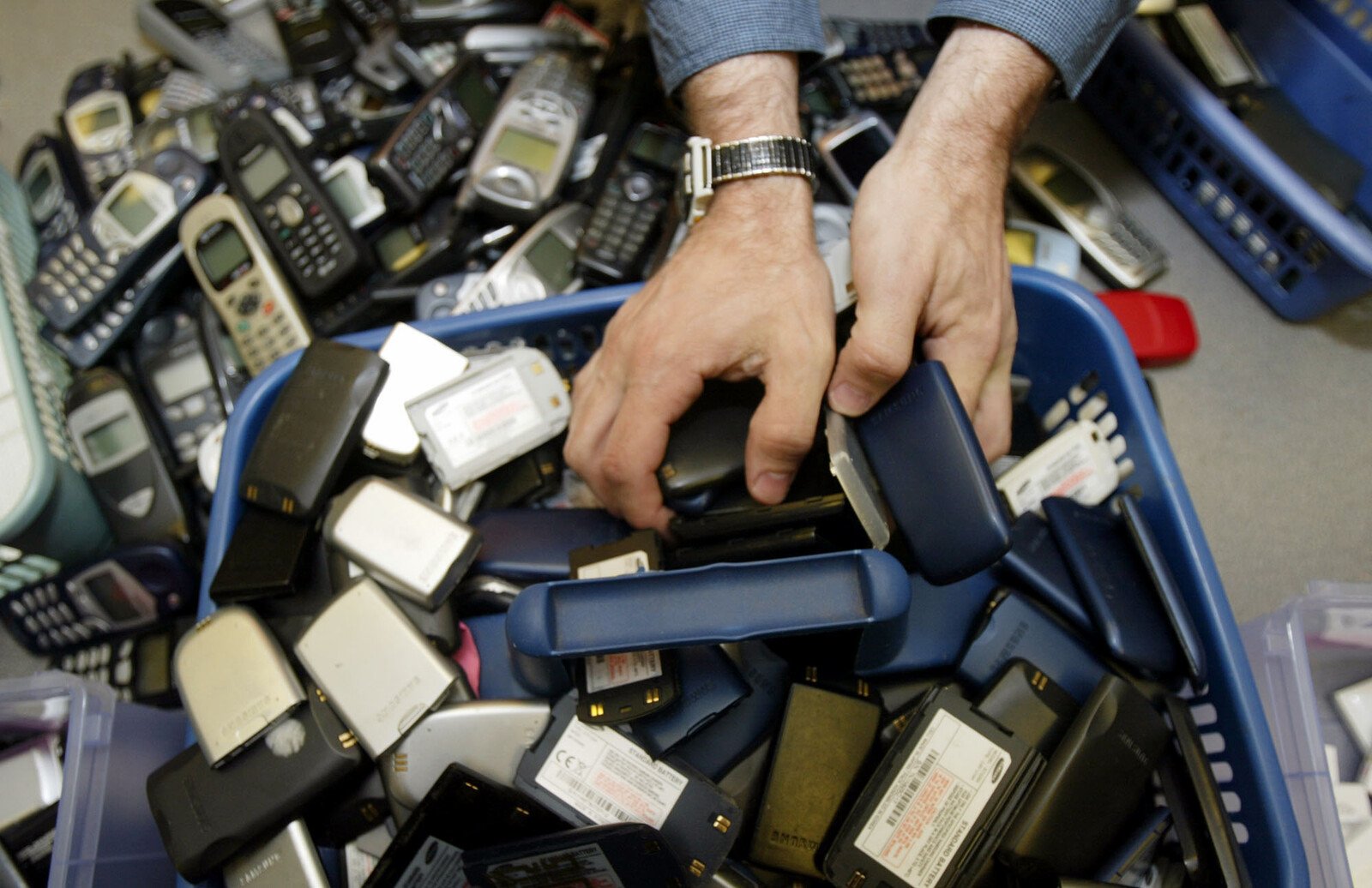 Don't be afraid – the mobile is safe in the electronics recycling bins