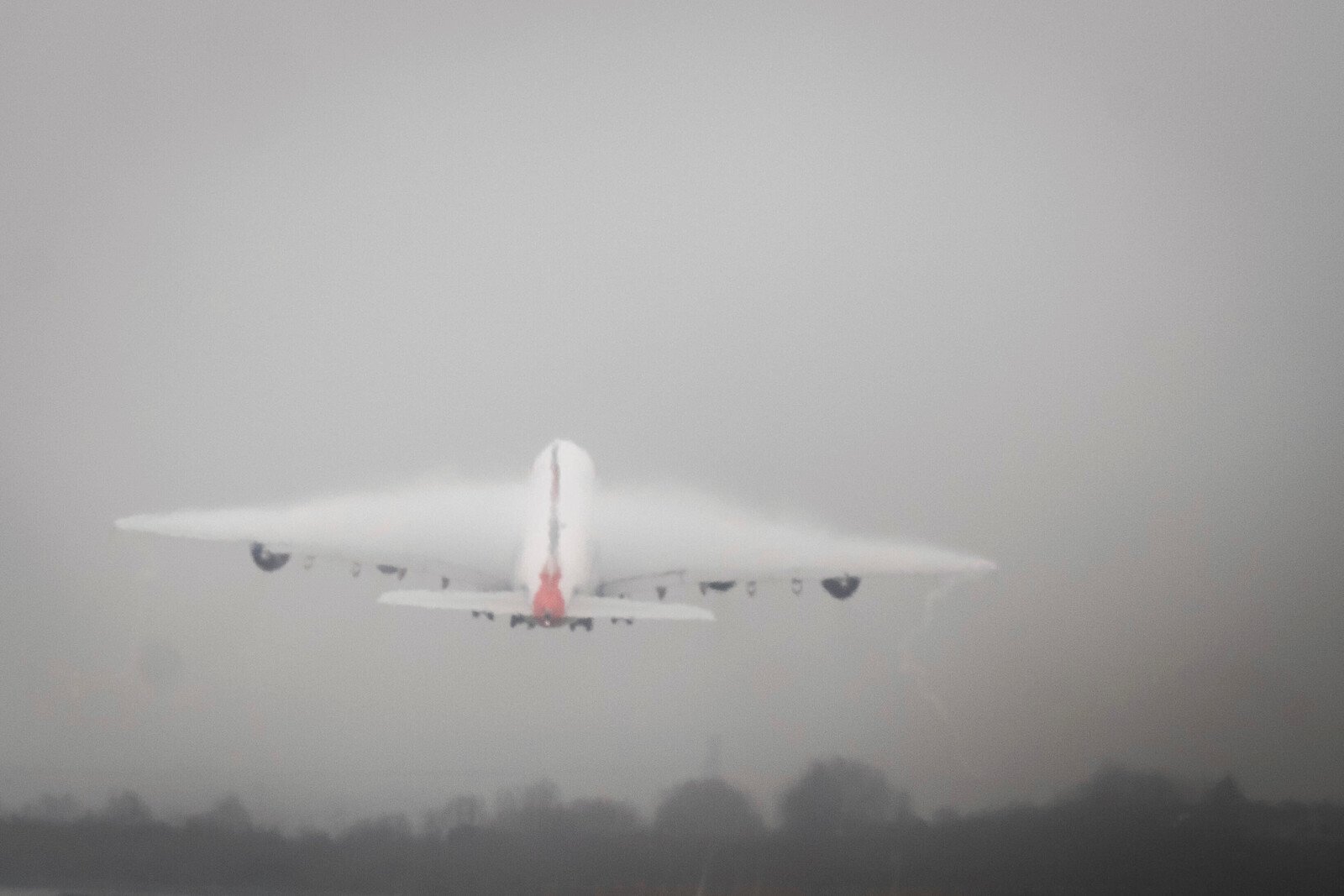 Dense fog disrupts air traffic in London