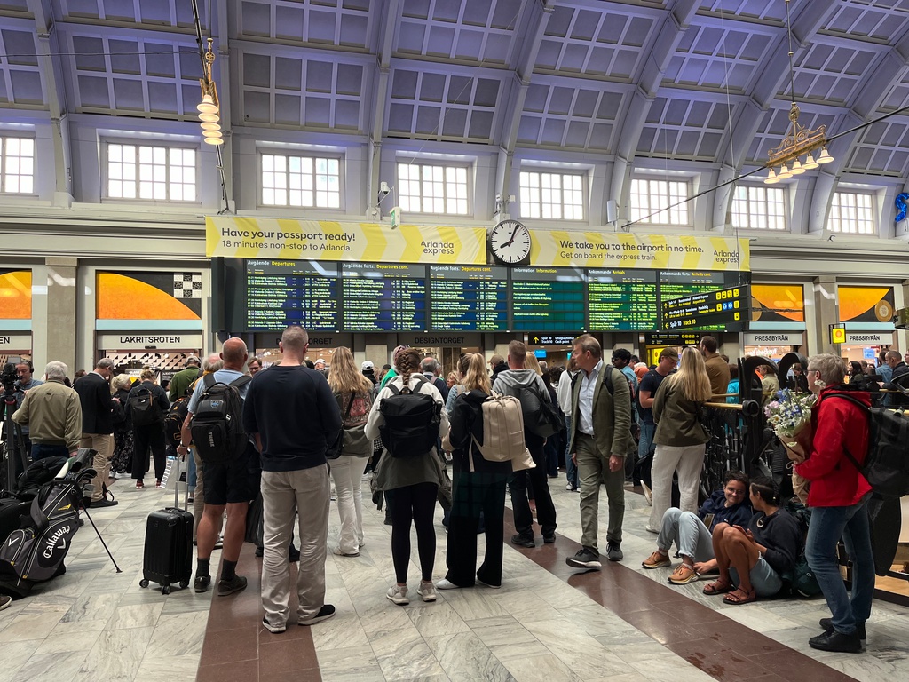 Trains start rolling again after total stop in Stockholm