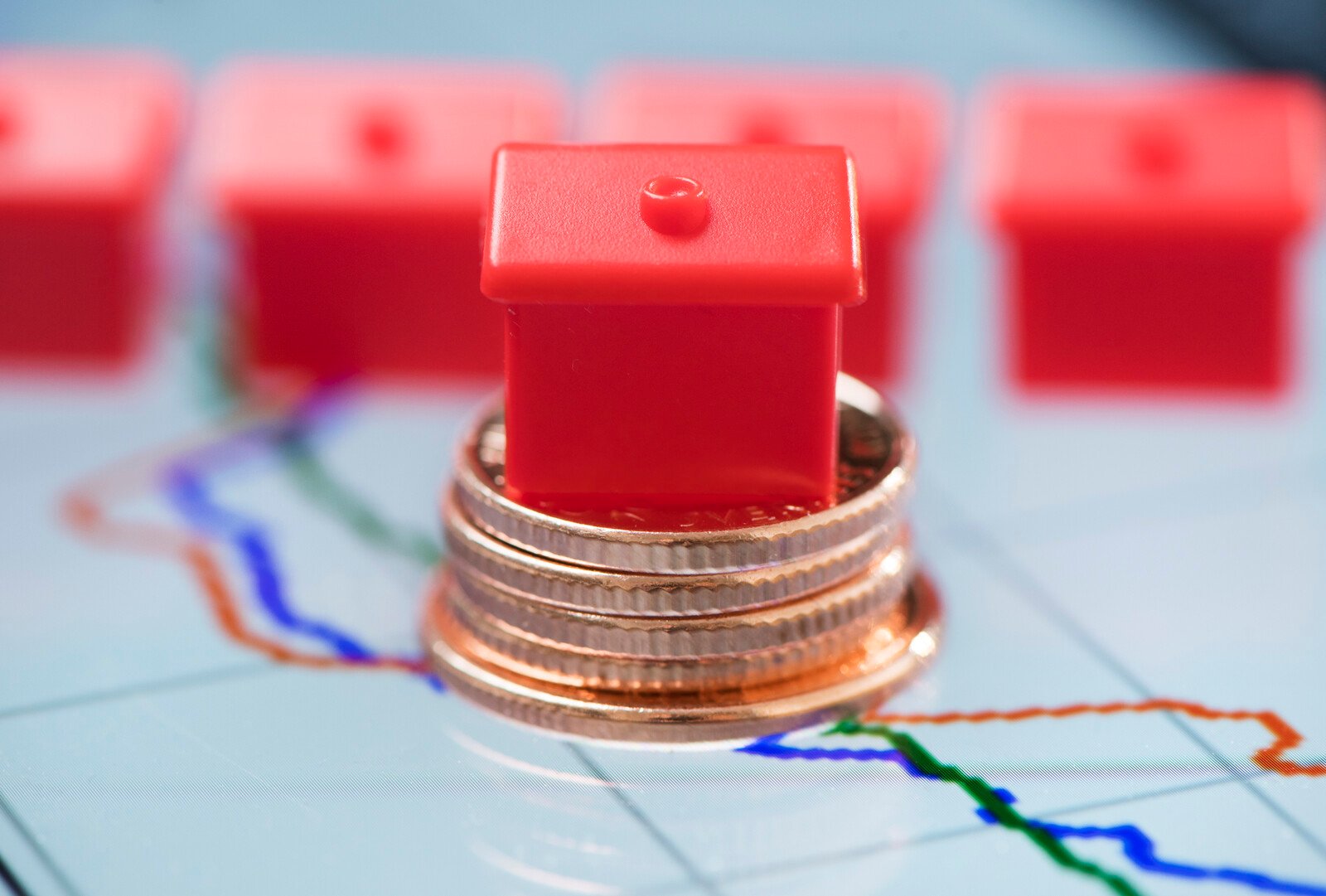 Households' Mortgage Interest Rates Fall