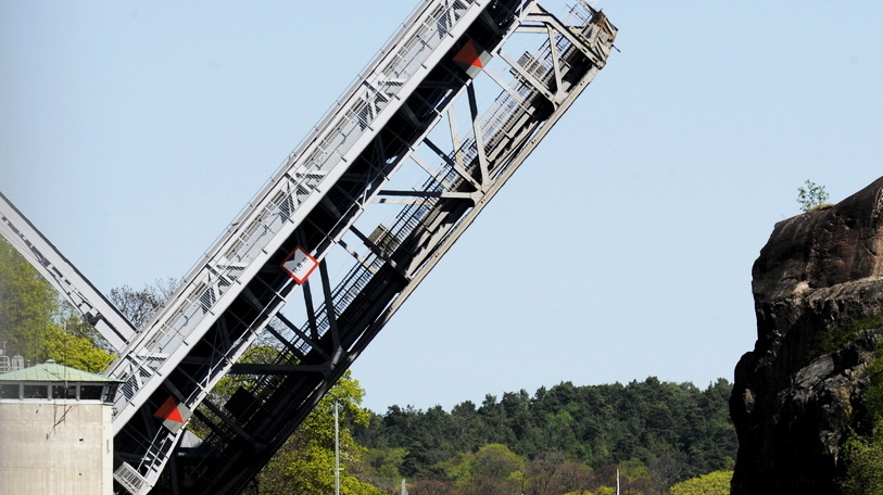 Cyclist missed bridge opening – got stuck