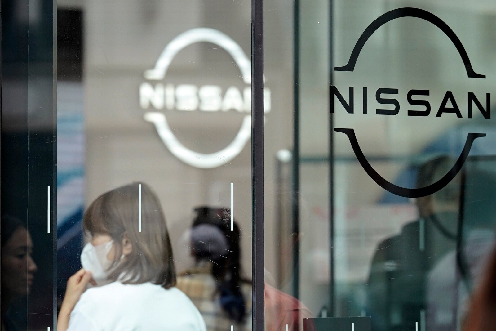 Slightly Up on Asian Markets - but Nissan Soared