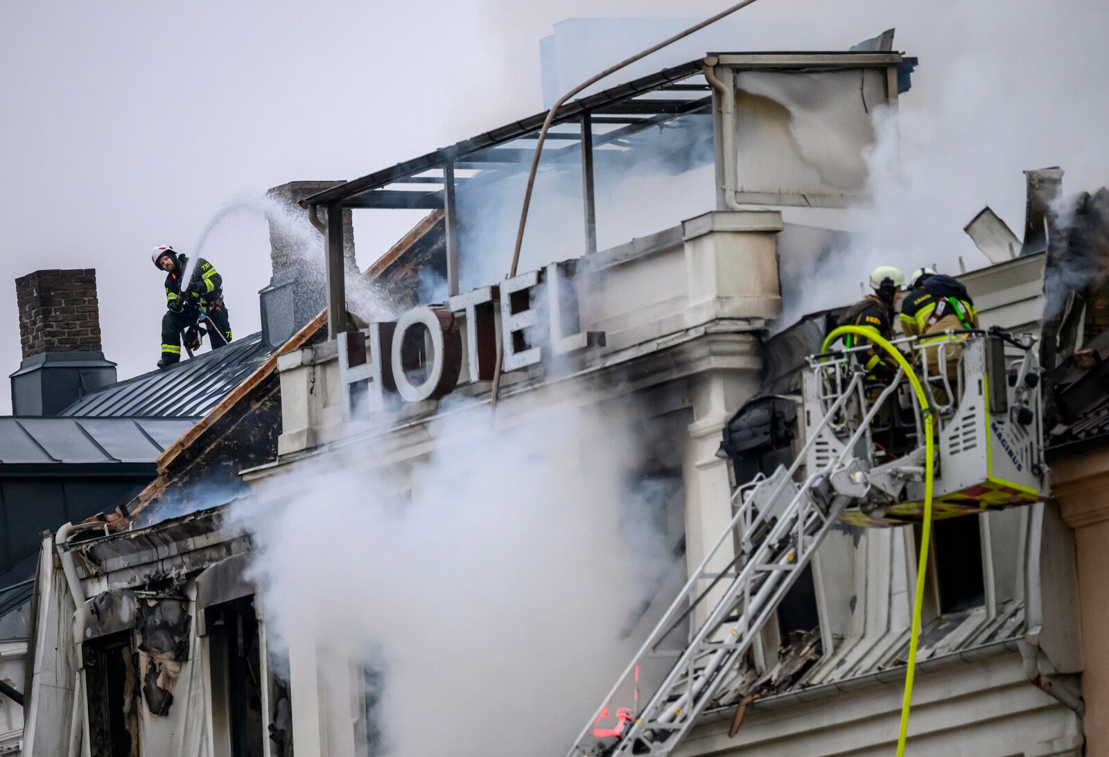 Large Fire at Hotel Proves Difficult to Extinguish