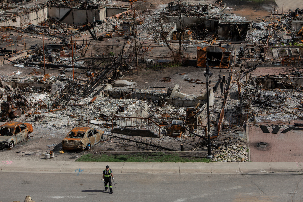 Residents back in burned-down town: "Apocalypse"