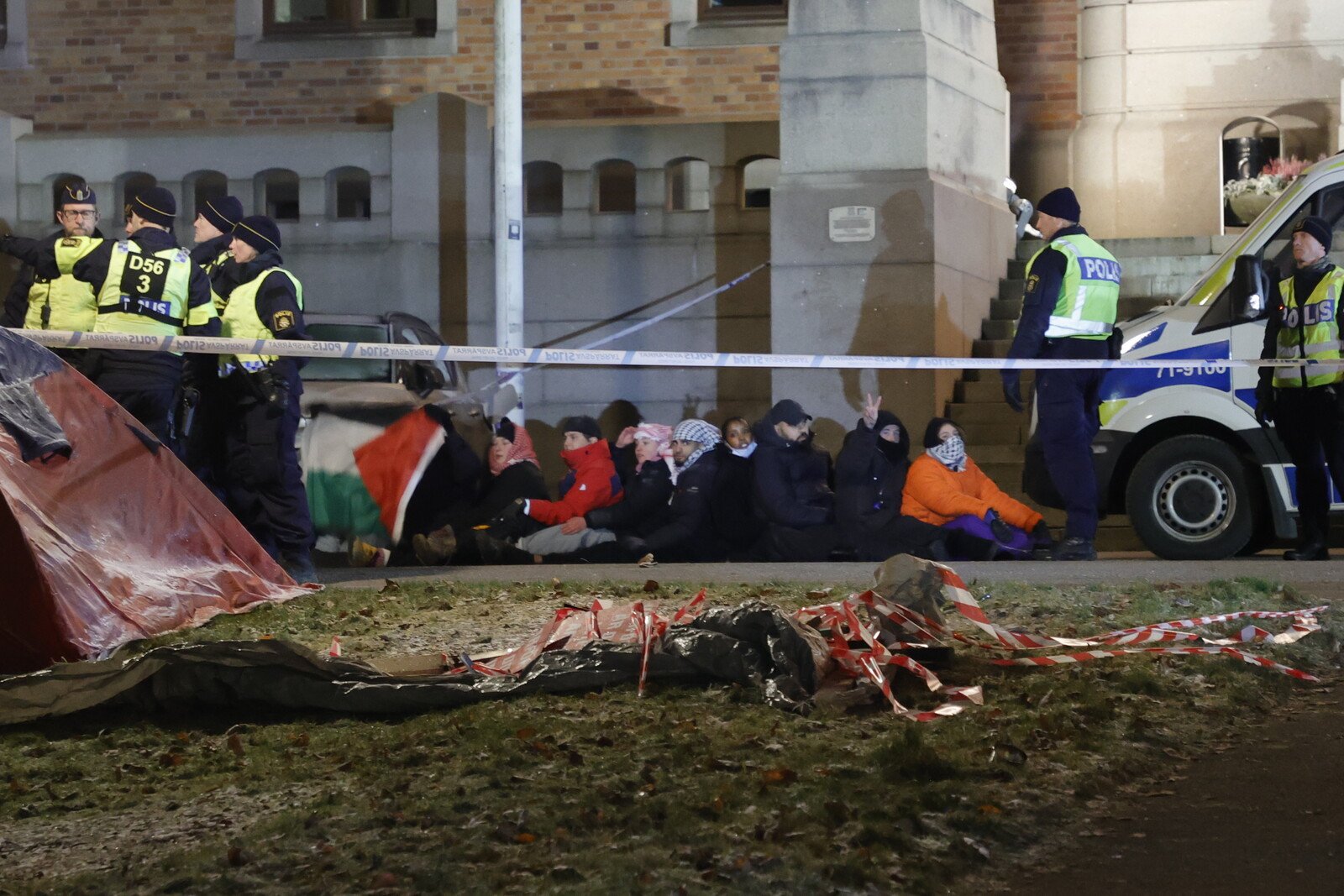 Police evict demonstrators in Gothenburg