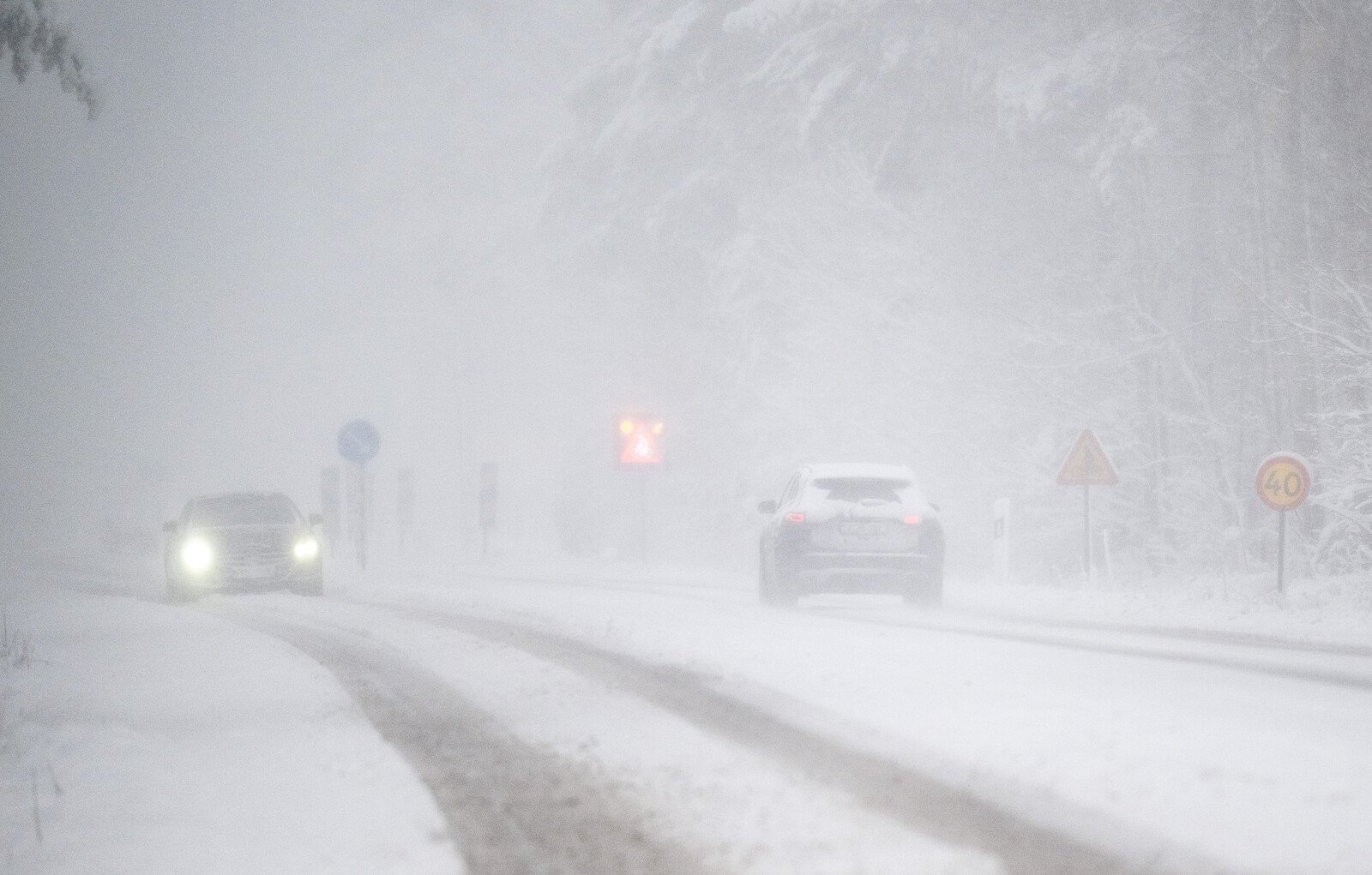 The Swedish Meteorological and Hydrological Institute warns of snow and strong winds