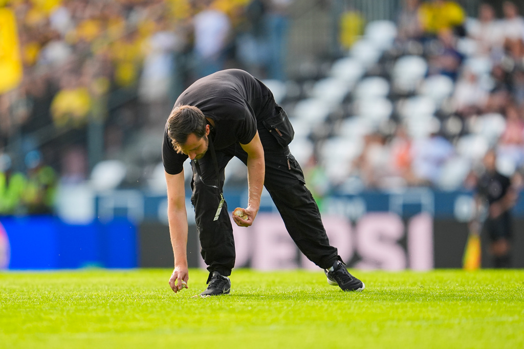 Fish balls VAR protest in Norway – match abandoned