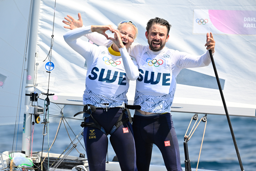 Sailing duo takes Olympic bronze: "So much joy"