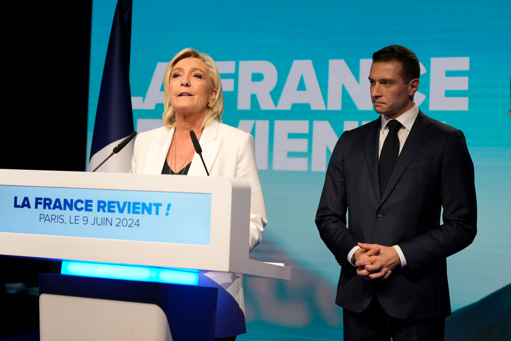 Here is the translation of the title:

Le Pen's party becomes the largest in the EU