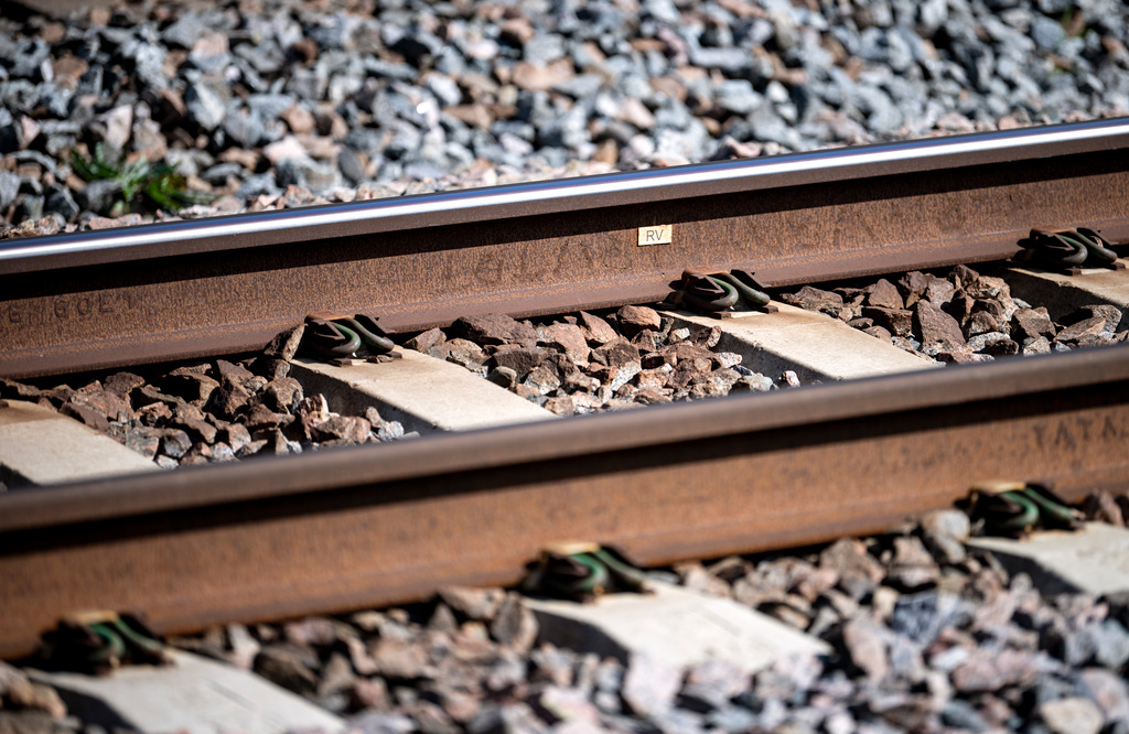 Truck through railroad barriers – halt in train traffic