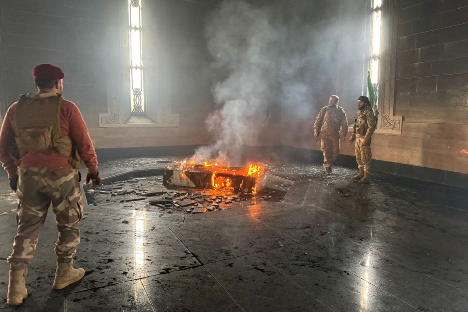 Syrian rebels set fire to the ex-president's grave