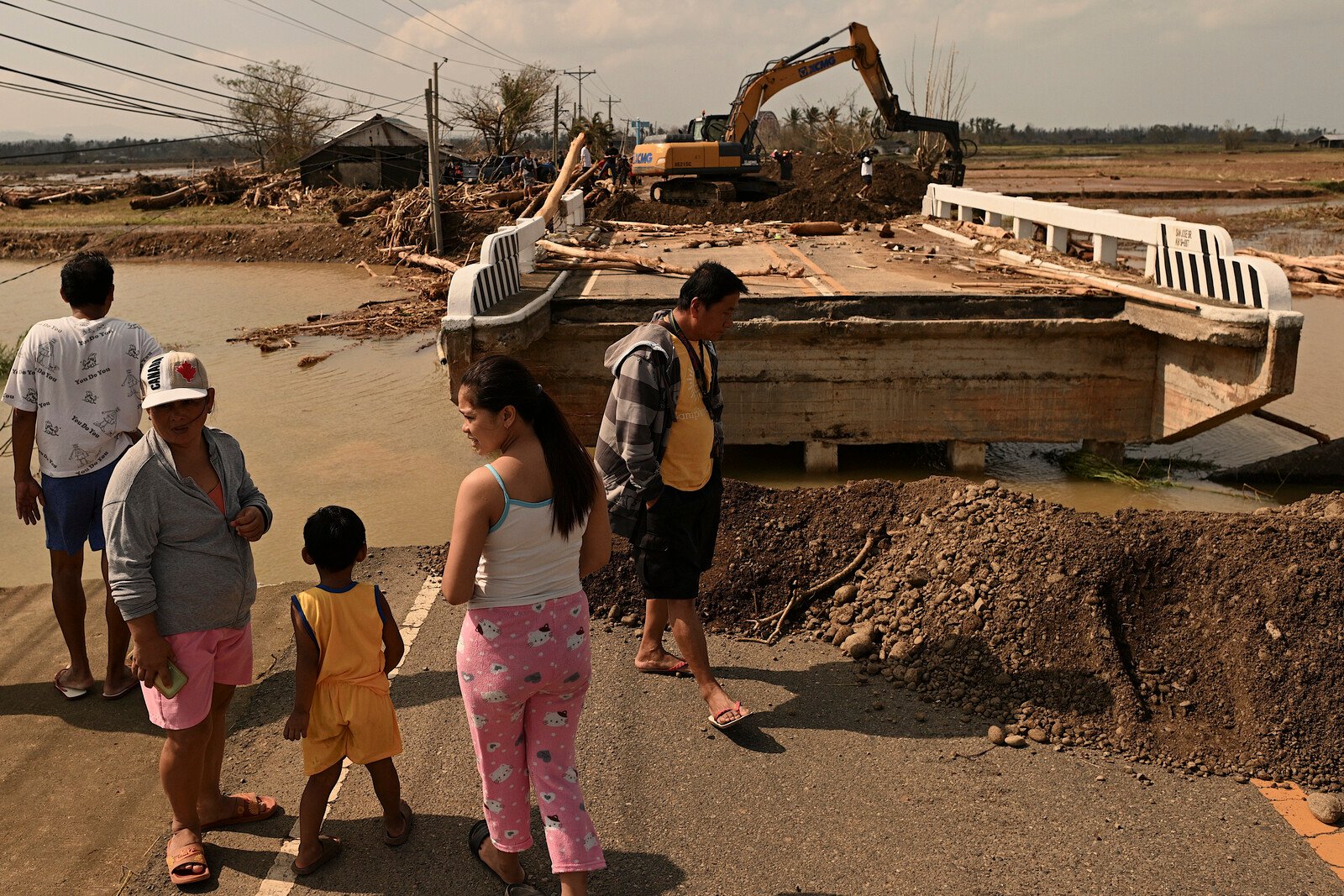 Hundreds of thousands flee new supertyphoon