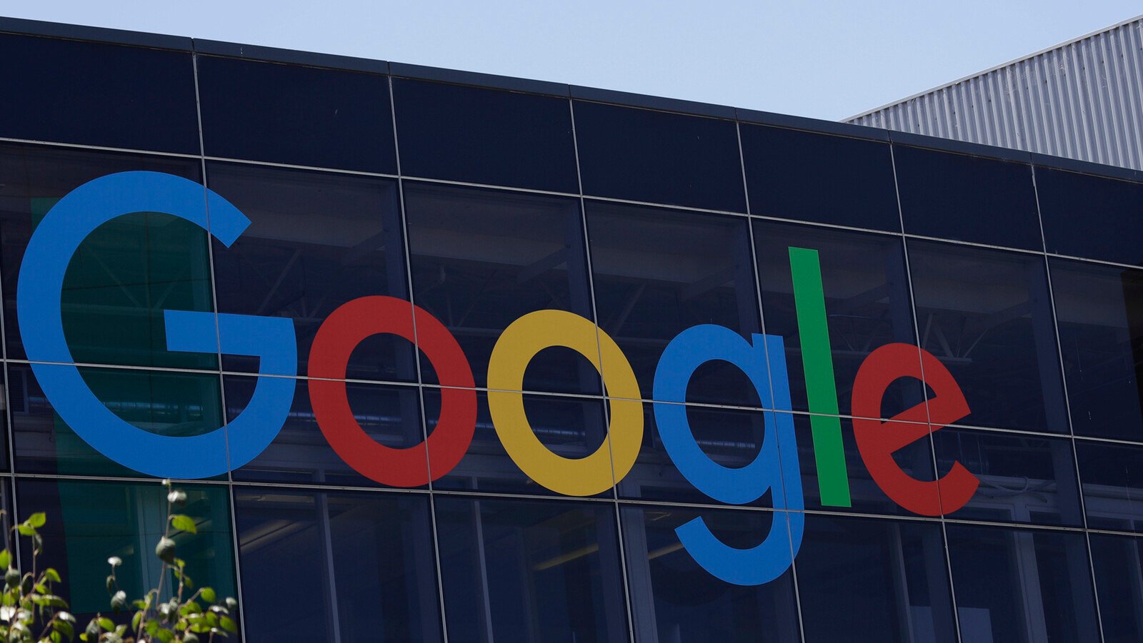 Google accused of "illegal methods" - sued