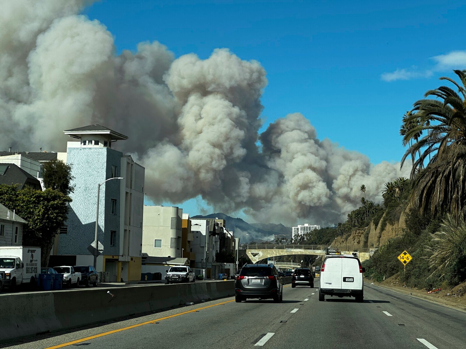 Powerful forest fire in upscale part of Los Angeles