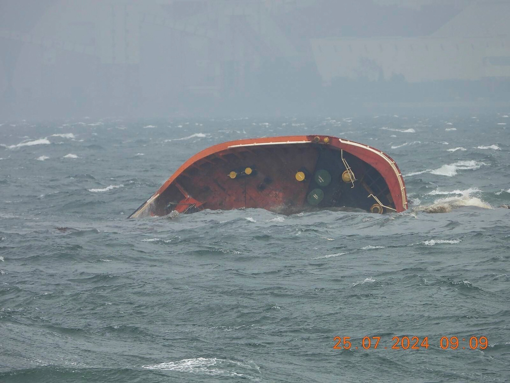 Floating barriers to stop oil spill