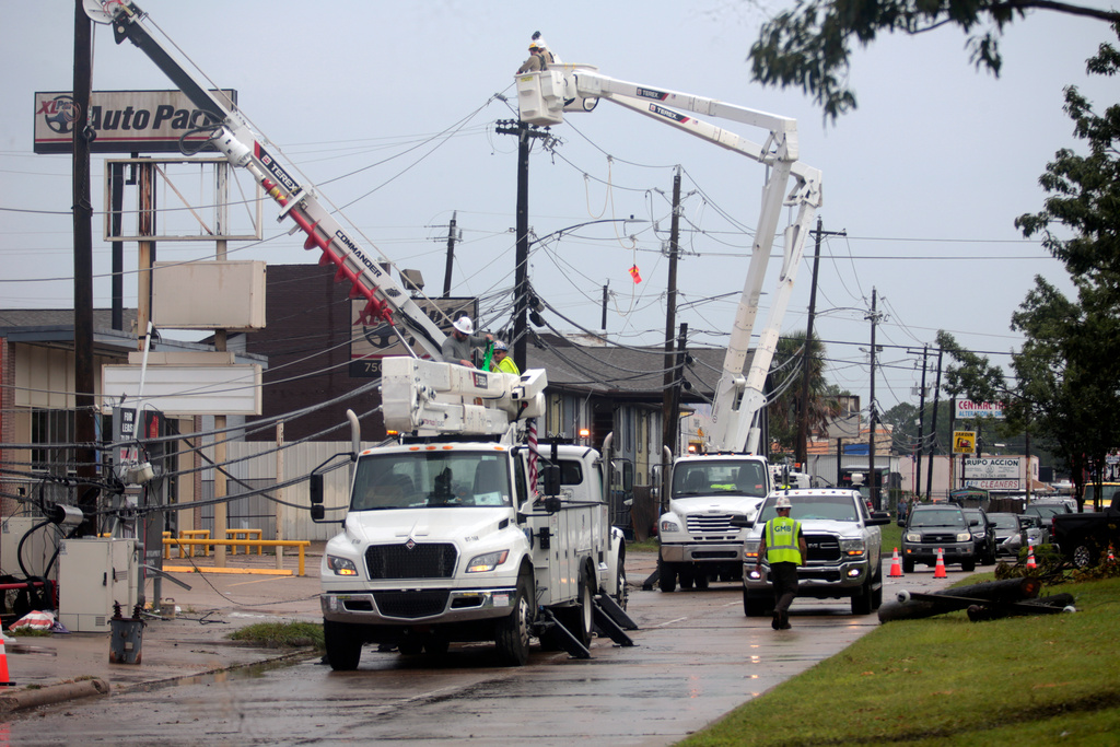 Hundreds of thousands without power in Texas heatwave