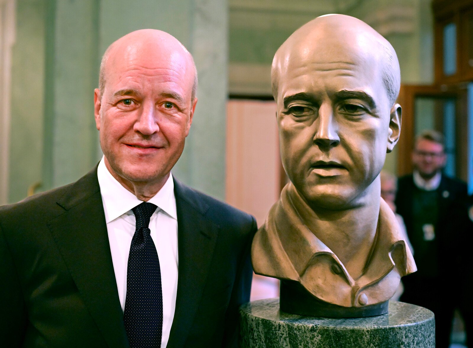 Fredrik Reinfeldt's Bust Unveiled in