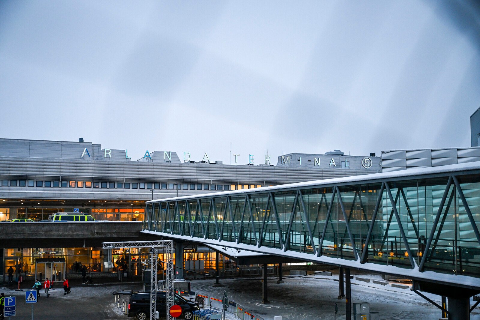 Passenger plane makes emergency landing at Arlanda after smoke alarm