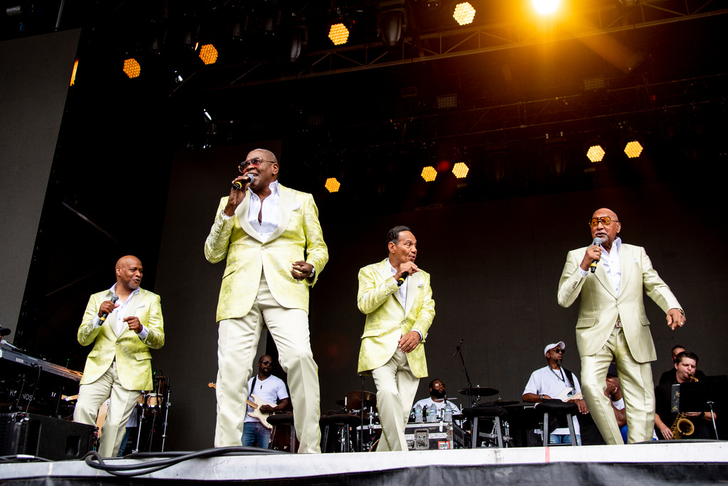 Four Tops singer sues hospital