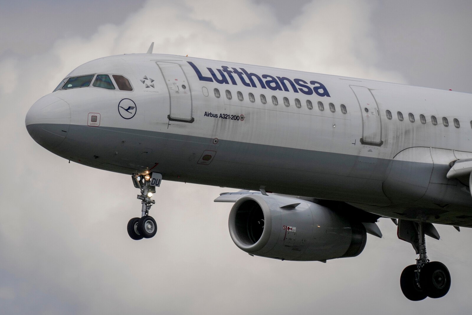 Lufthansa to employ 10,000