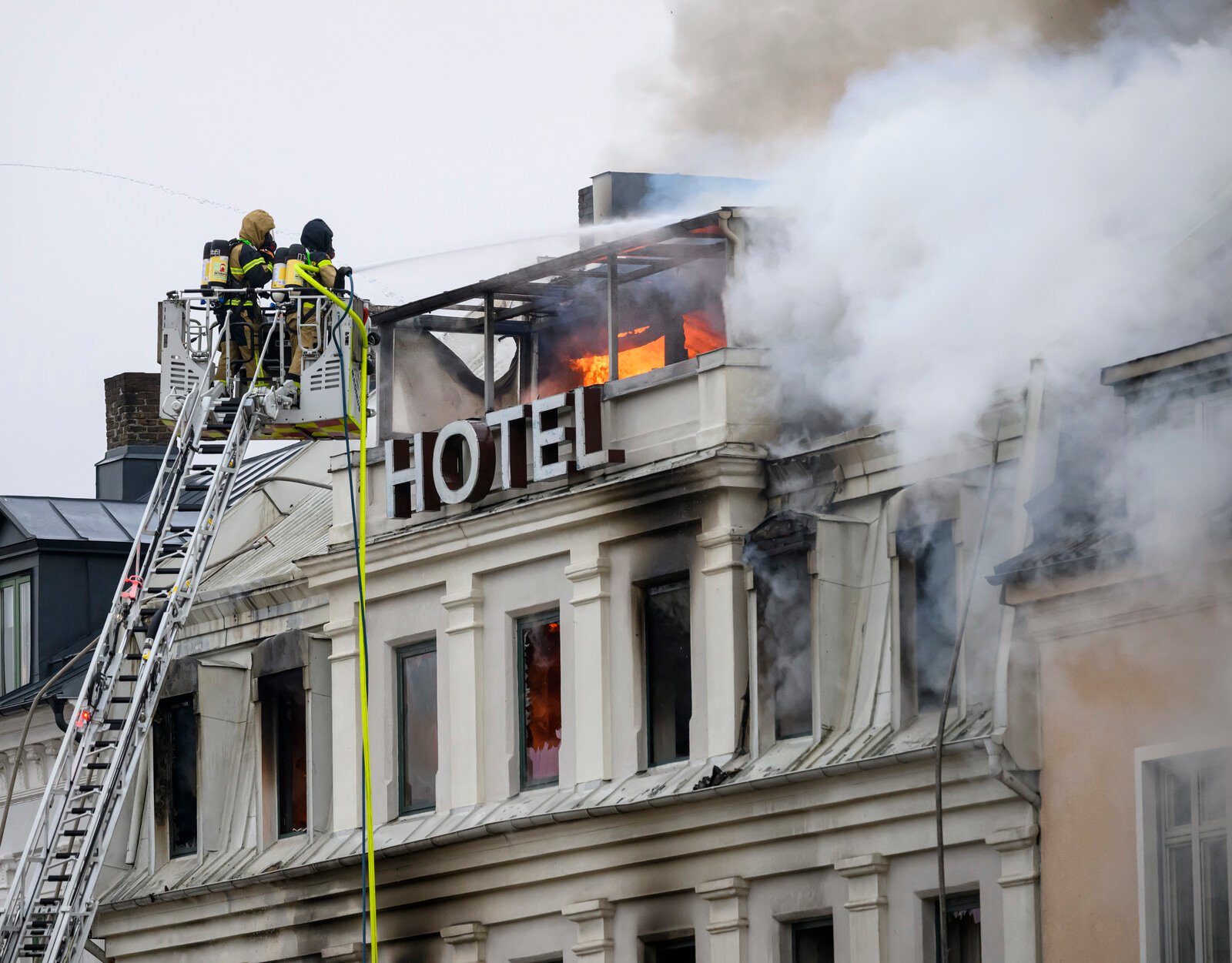 Major Fire at Hotel – Facade May Collapse onto Street