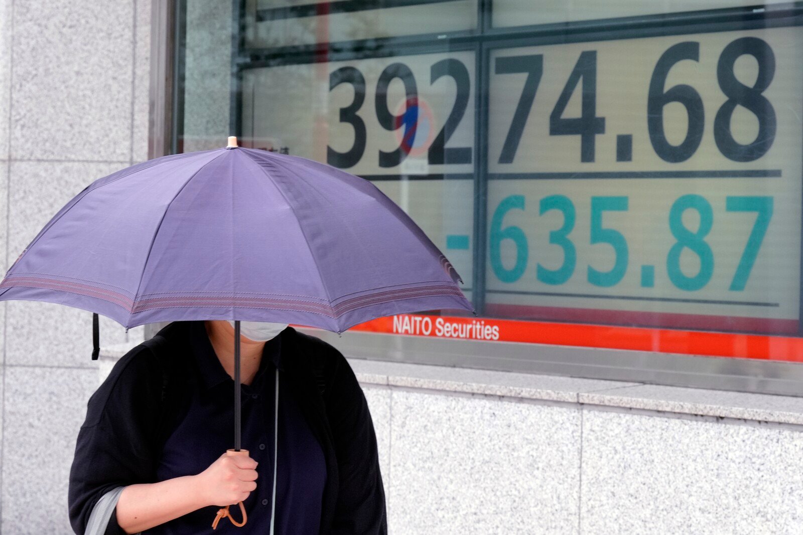 Dark on the Tokyo Stock Exchange