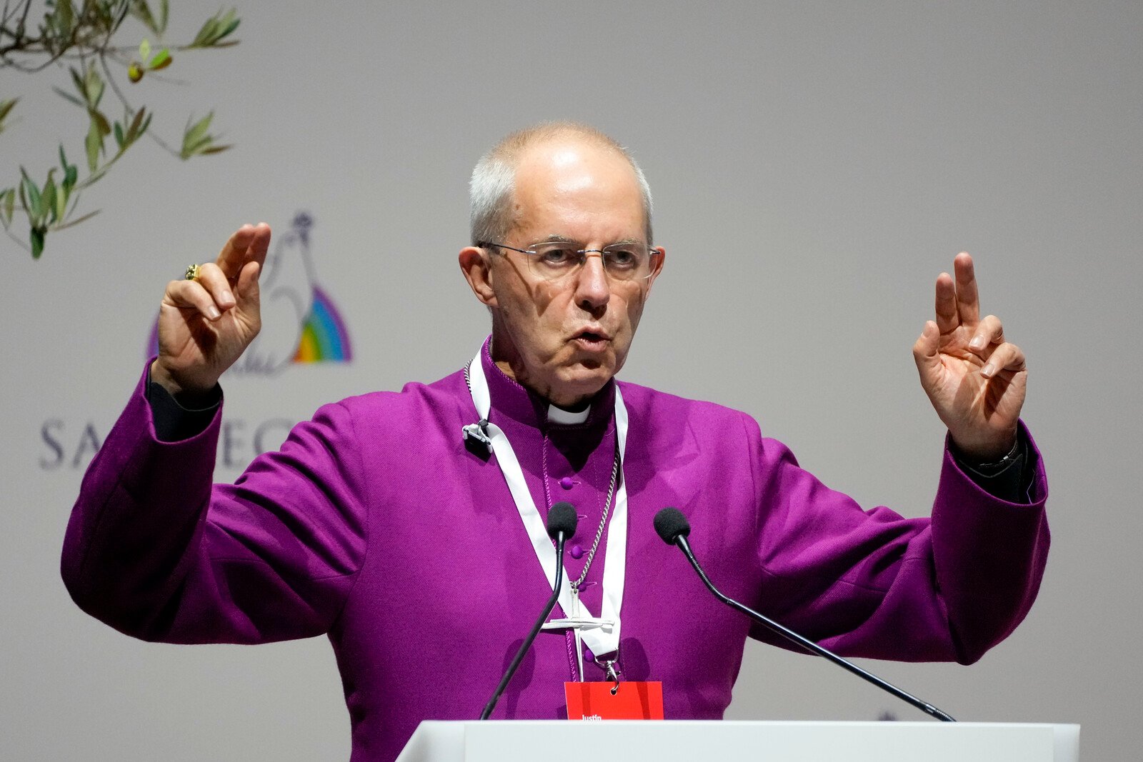 Archbishop Resigns After Sharp Criticism