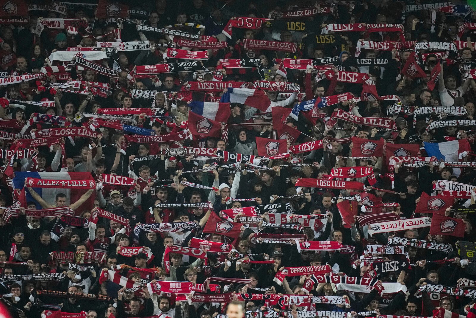 Lille fans stabbed in an "ambush"