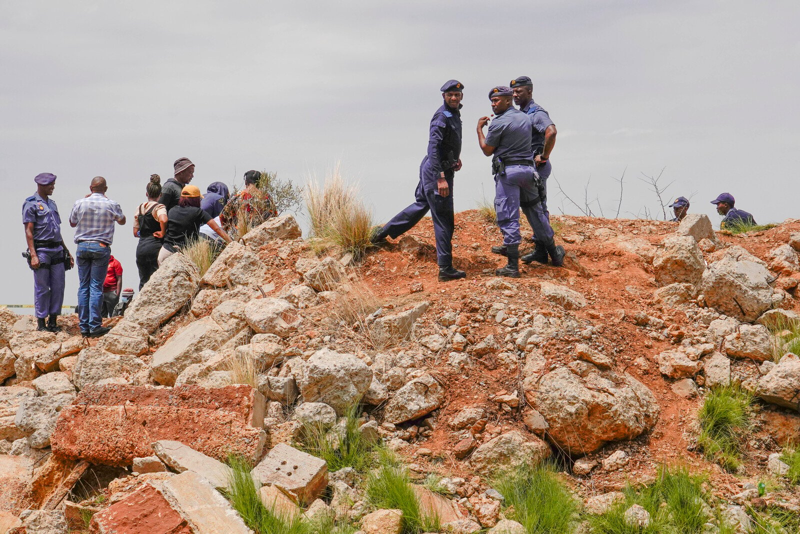 Police ordered to lift blockade of mine in South Africa